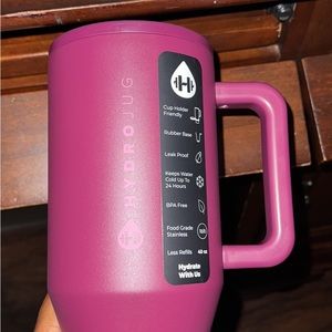 HydroJug Cranberry
40 oz
Brand new 


Shipping from TX